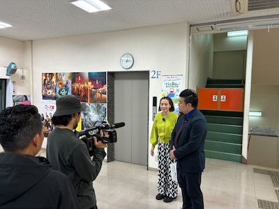 左から浜川結琳、大自然ロジャー