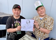 結婚を発表したケンドーコバヤシ（左）と、イラストで祝福する野性爆弾くっきー！（右）