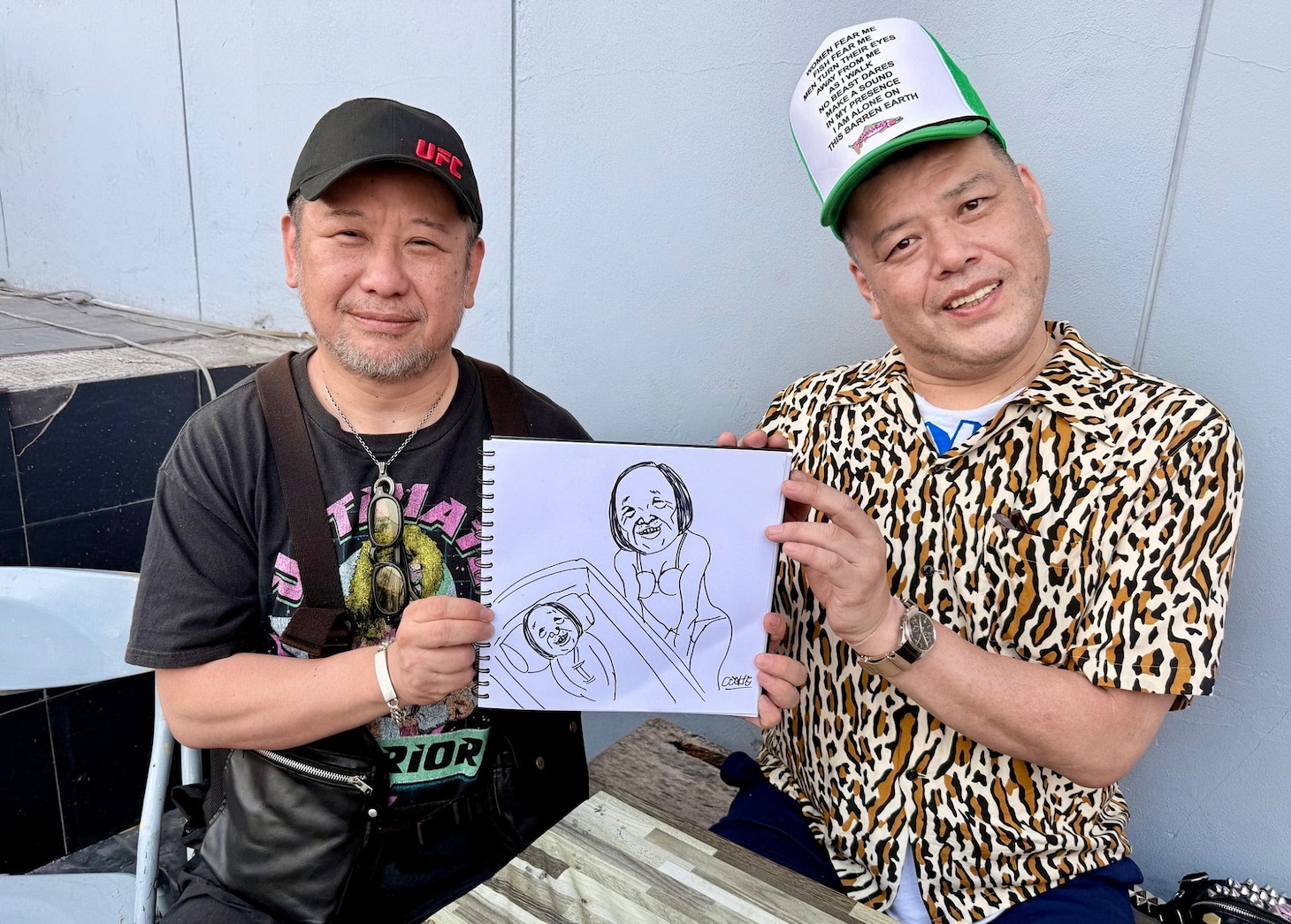 結婚を発表したケンドーコバヤシ（左）と、イラストで祝福する野性爆弾くっきー！（右）