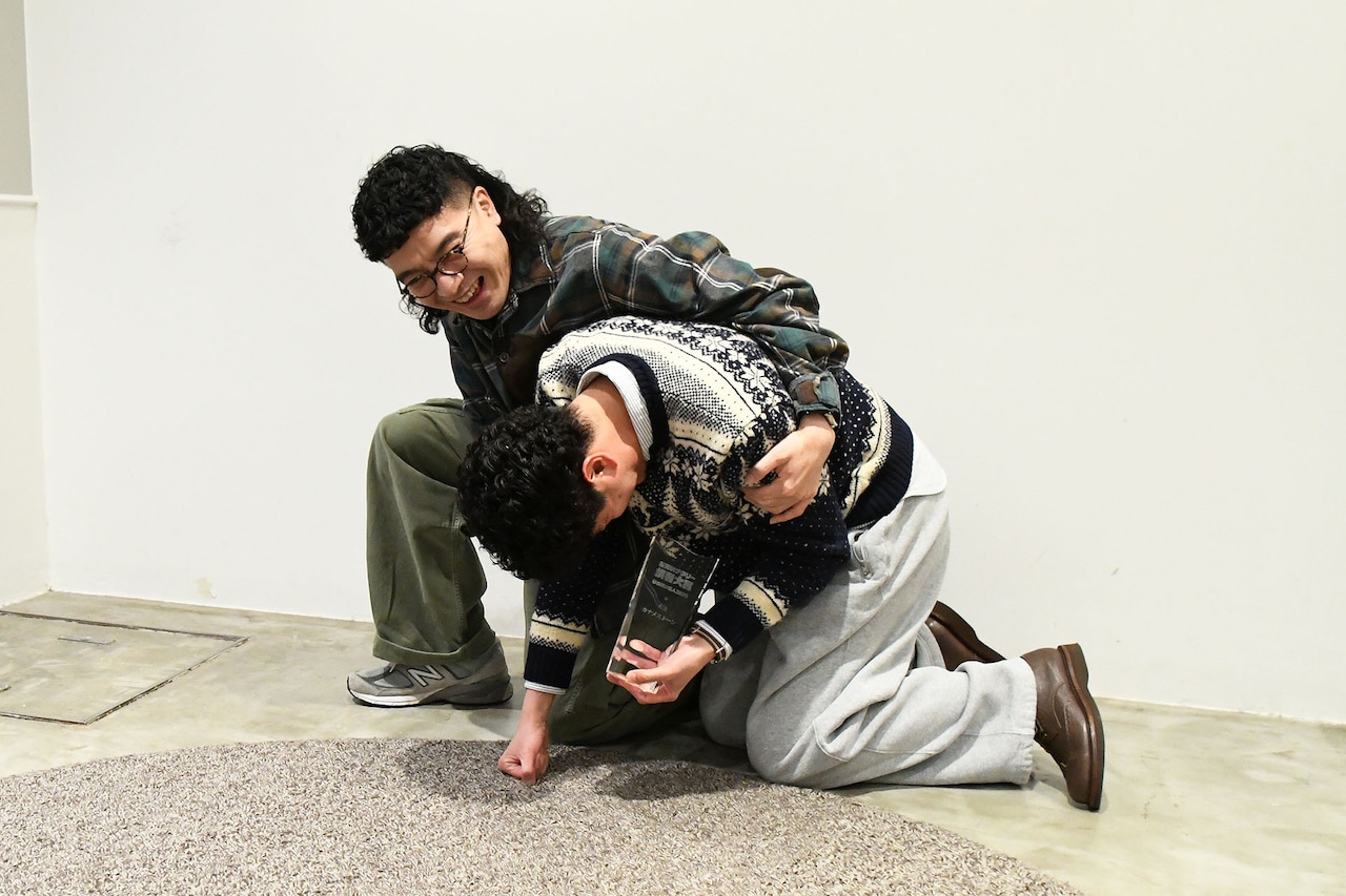 トロフィーの重さに崩れるカナメストーン零士