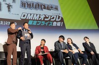 自らのグッズを紹介するダイアン