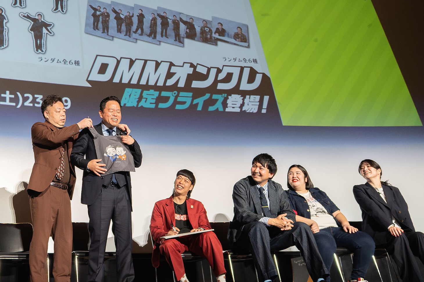 自らのグッズを紹介するダイアン