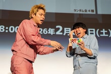 自らのグッズを紹介するフースーヤ。1位となり30秒の告知タイムを獲得したが、ギリギリのワードを連発してしまう