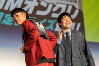 自らのグッズを紹介するバッテリィズ