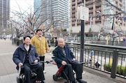 「有吉クイズ」の「ハチミツ二郎が行く!! 電動車椅子さんぽin五反田」に出演する（手前左から）有吉弘行、東京ダイナマイト・ハチミツ二郎と、タイムマシーン3号・関（中央）