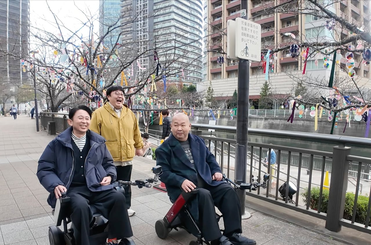 「有吉クイズ」の「ハチミツ二郎が行く!! 電動車椅子さんぽin五反田」に出演する（手前左から）有吉弘行、東京ダイナマイト・ハチミツ二郎と、タイムマシーン3号・関（中央）
