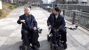 電動車椅子で移動する（左から）ハチミツ二郎、有吉弘行