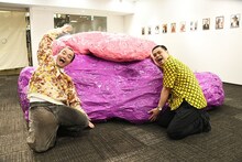 30人のファンと完成さえた巨大ギンモの前で、ななまがり