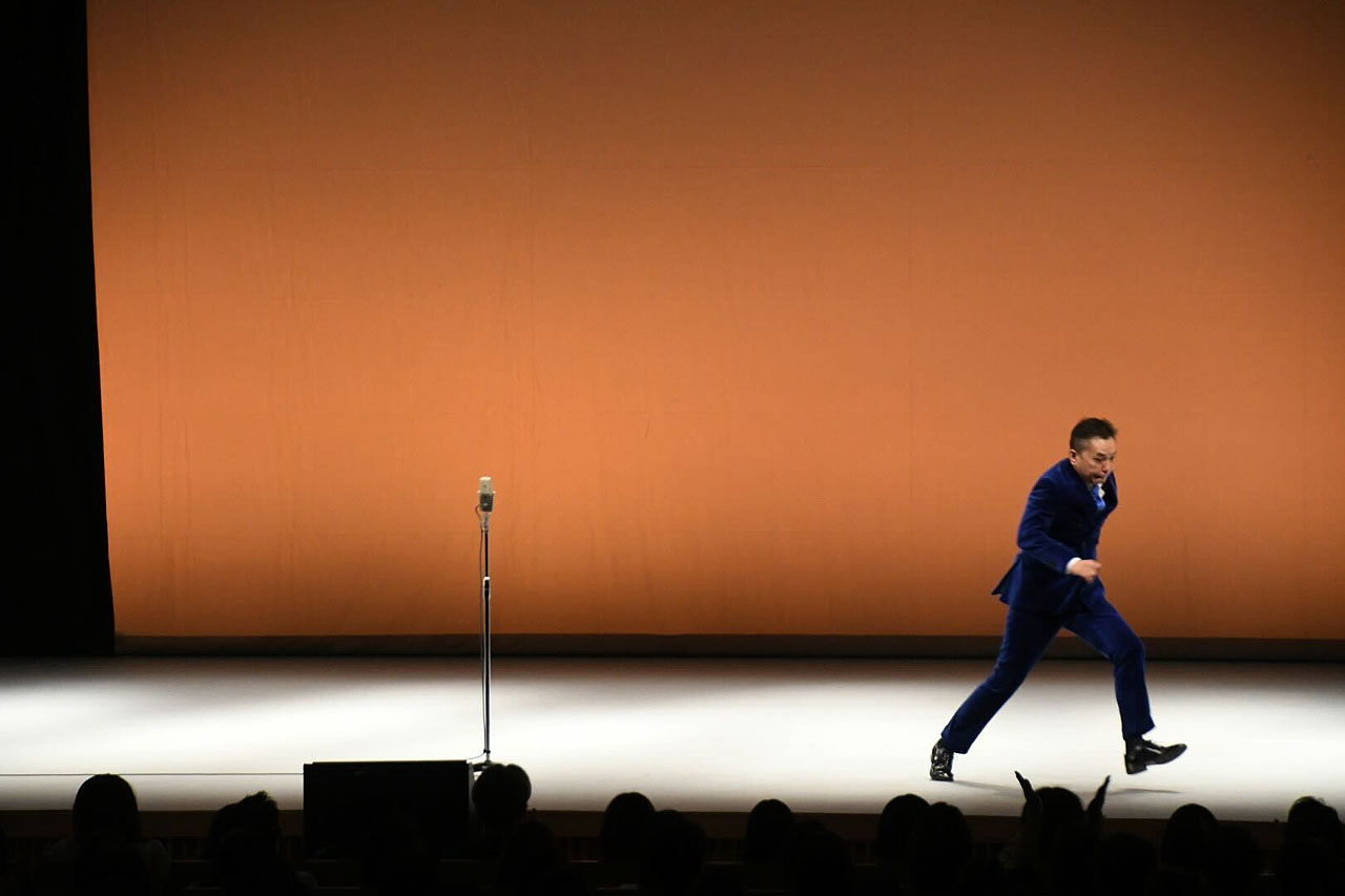 客席のほうへ飛び出していく爆笑問題・太田