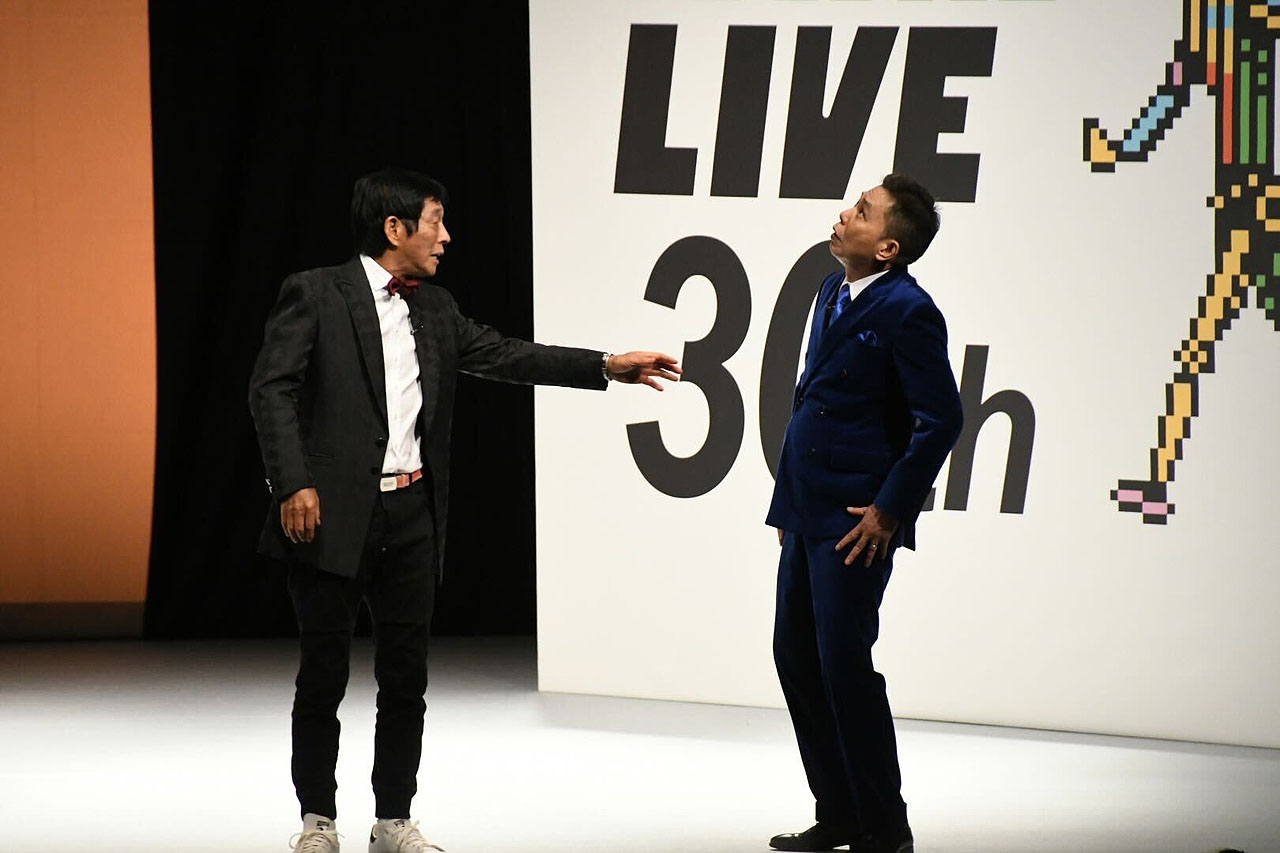 遅れてきた観客のために、すでに終わったくだりをもう一度再現する明石家さんまと爆笑問題・太田