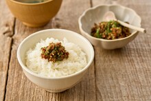 はんにゃ.金田監修の「金そぼろ」の調理例「梅しそそぼろふりかけ」