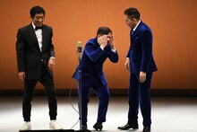 痛がる爆笑問題・田中（中央）