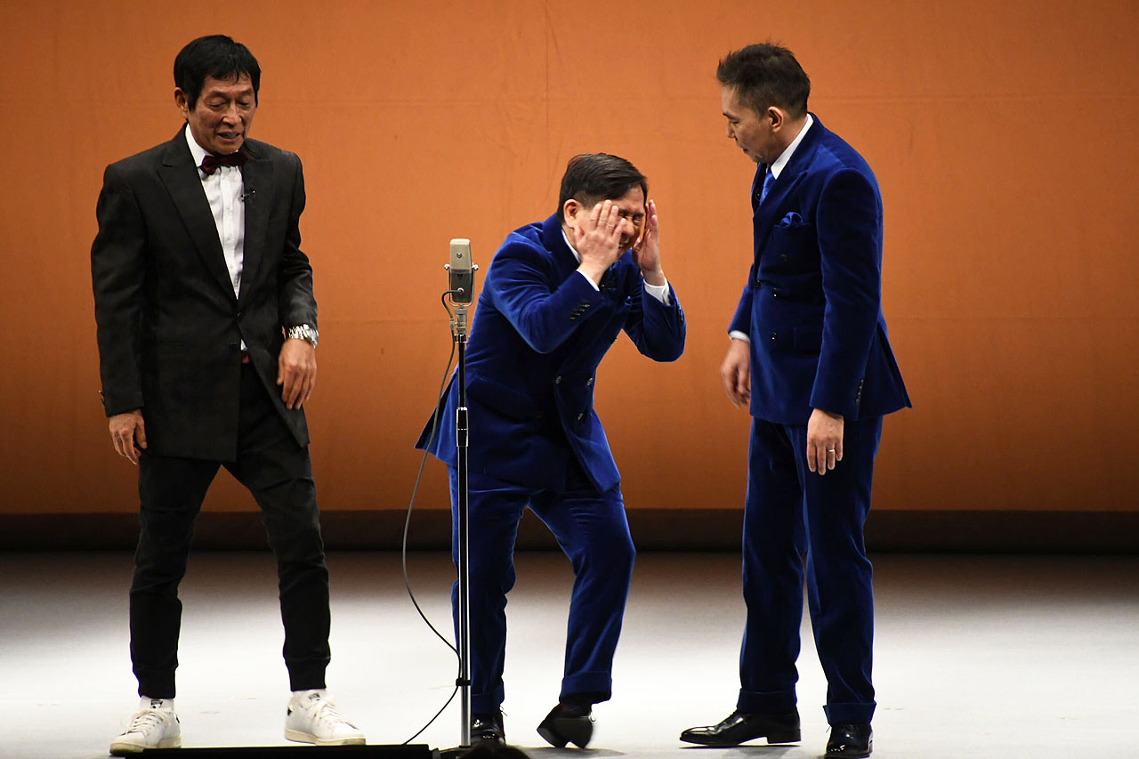 痛がる爆笑問題・田中（中央）