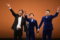 トリオ漫才を繰り広げる、明石家さんま、爆笑問題・田中、太田