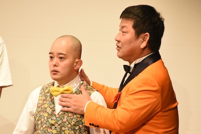 素晴らしき人生・りょうちゃん（左）の顔が高畑充希に似ていることを指摘するチャンス大城（右）