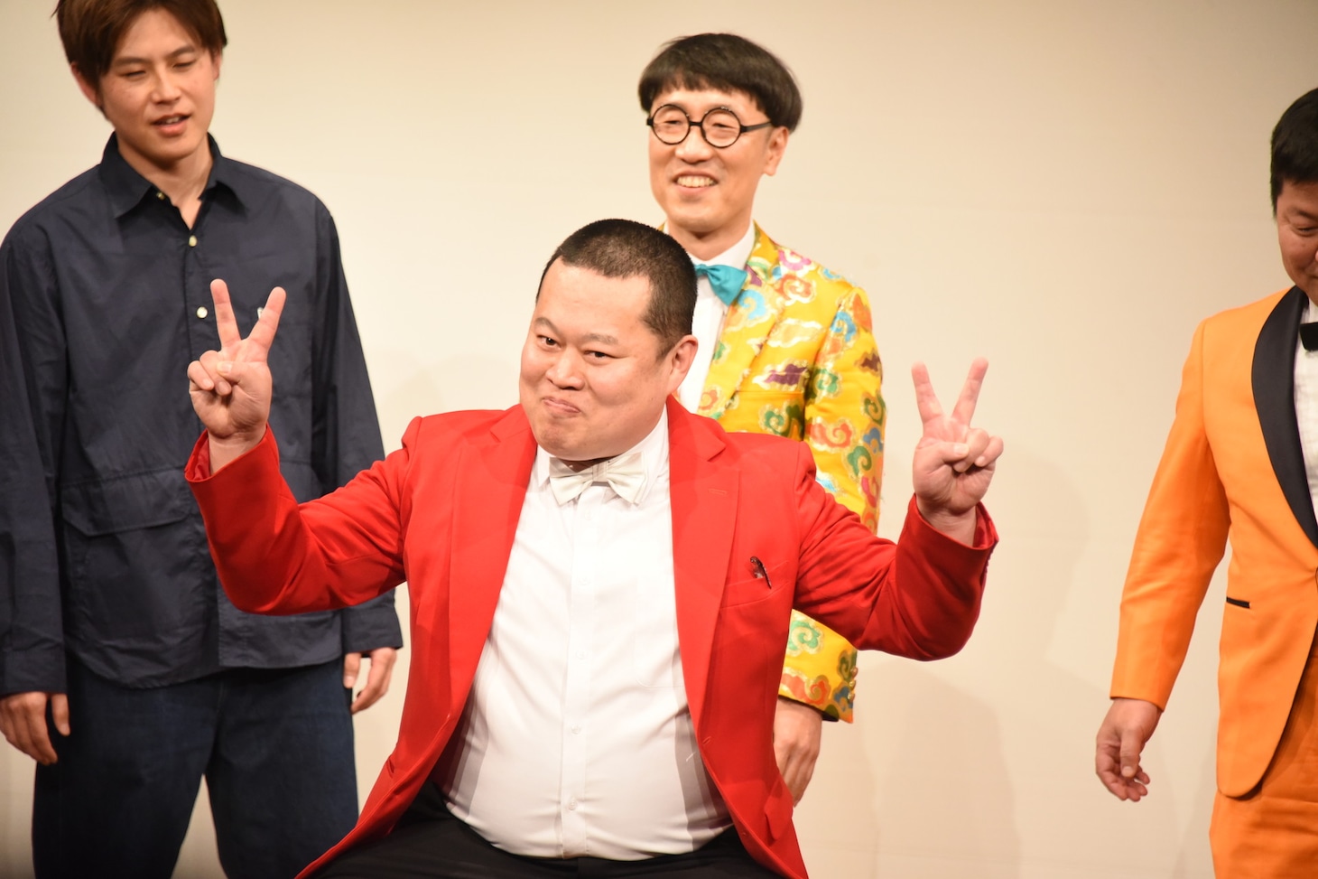 「カニ太し」になりきるモグライダーともしげ