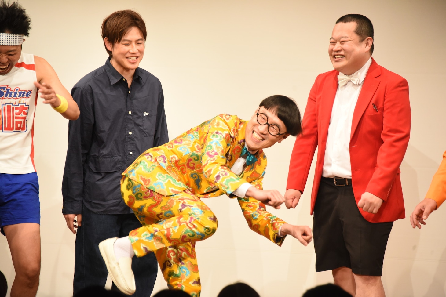 「チャリ楽し」を披露するいち・もく・さん・くぼた