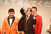 歯のベースを弾くイワイガワ・岩井ジョニ男