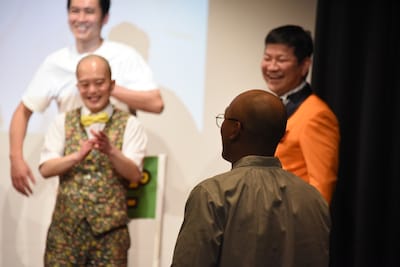 会場の外から戻ってきたみなみかわを迎え入れる一同