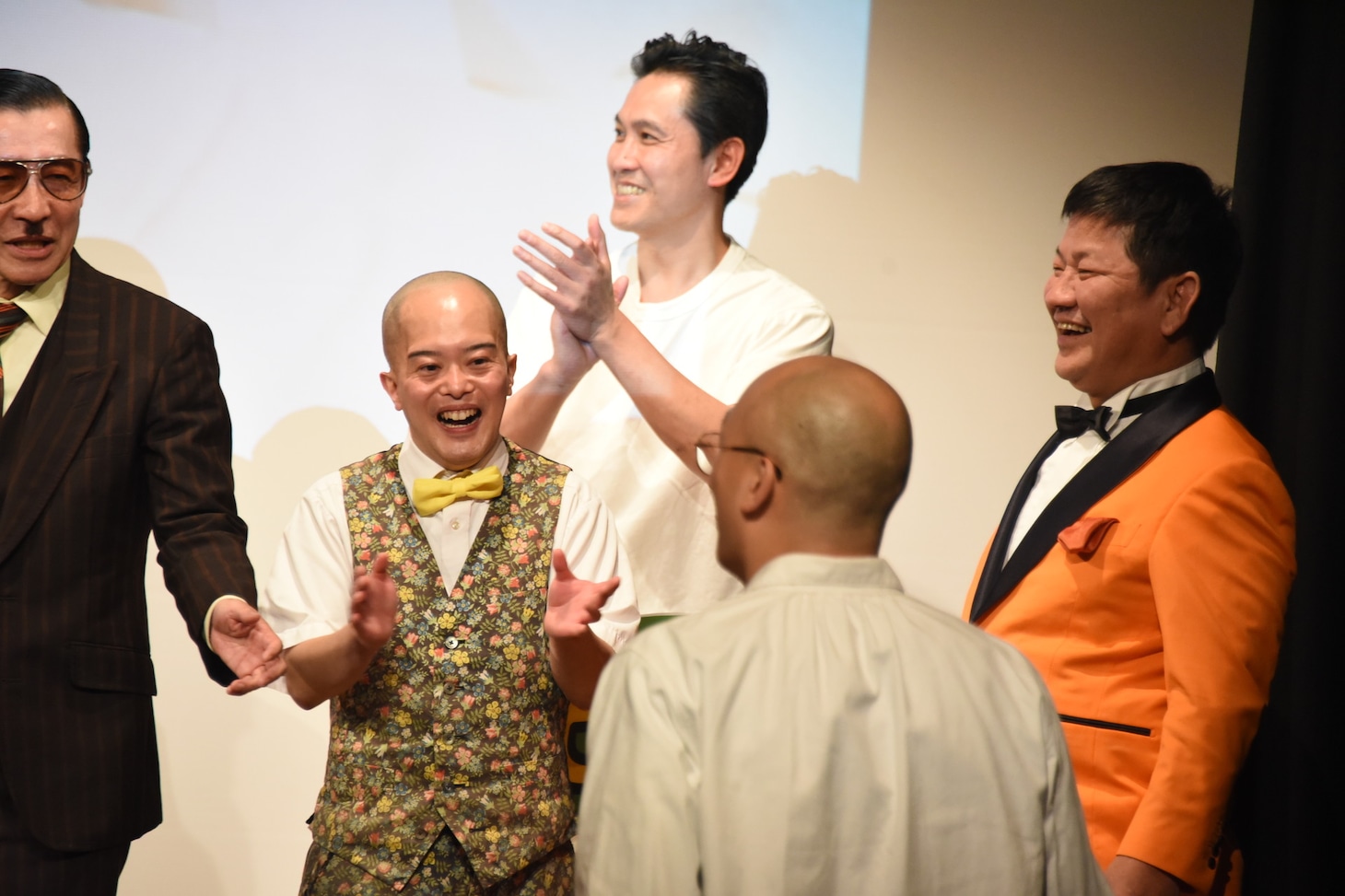 会場の外から戻ってきたみなみかわを迎え入れる一同