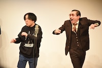 「Because We Can」に合わせて踊る永野（左）とイワイガワ・岩井ジョニ男（右）