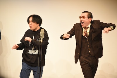 「Because We Can」に合わせて踊る永野（左）とイワイガワ・岩井ジョニ男（右）