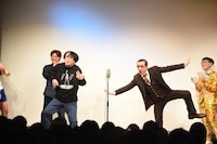 「Because We Can」に合わせて踊る永野（左）とイワイガワ・岩井ジョニ男（右）