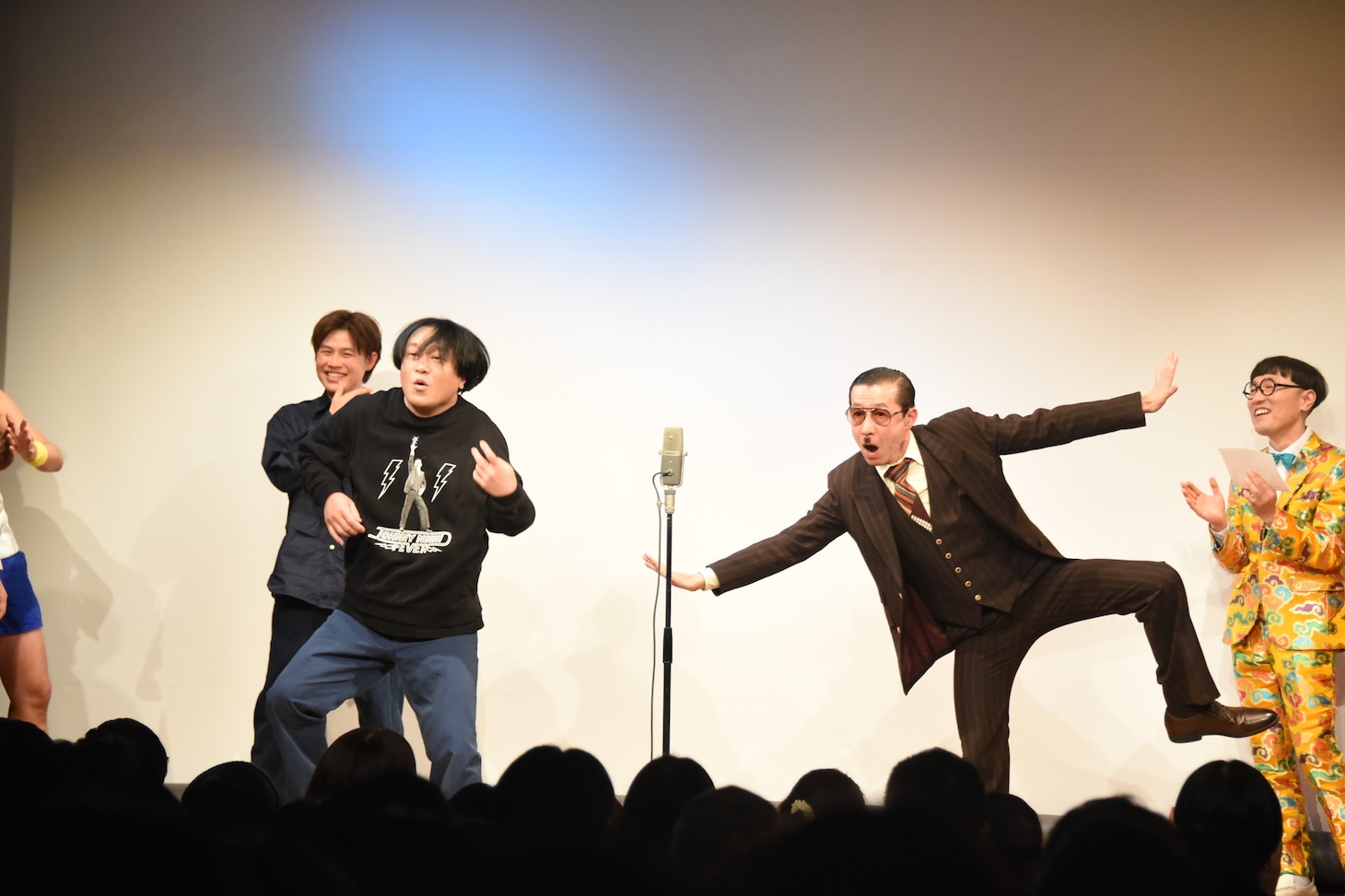 「Because We Can」に合わせて踊る永野（左）とイワイガワ・岩井ジョニ男（右）