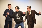 「Because We Can」に合わせて踊る永野（左）とイワイガワ・岩井ジョニ男（右）