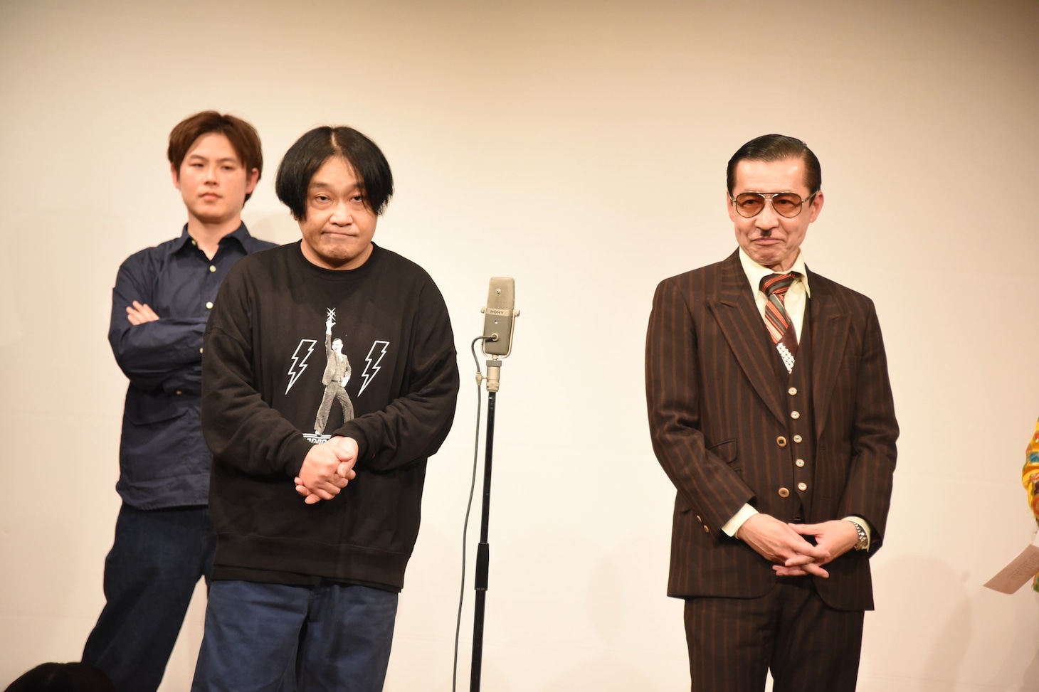 一向に核心に迫らない政治漫才を展開する永野（左）とイワイガワ・岩井ジョニ男（右）