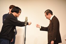 ジャンケンをする永野（左）とイワイガワ・岩井ジョニ男（右）