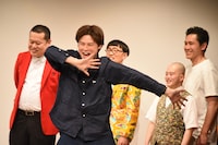 チャンス大城のギャグ「なんのことやね～ん」を披露する篠宮暁