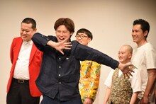 チャンス大城のギャグ「なんのことやね～ん」を披露する篠宮暁