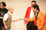 即興コントを披露する素晴らしき人生・りょうちゃん（左）とチャンス大城（右）