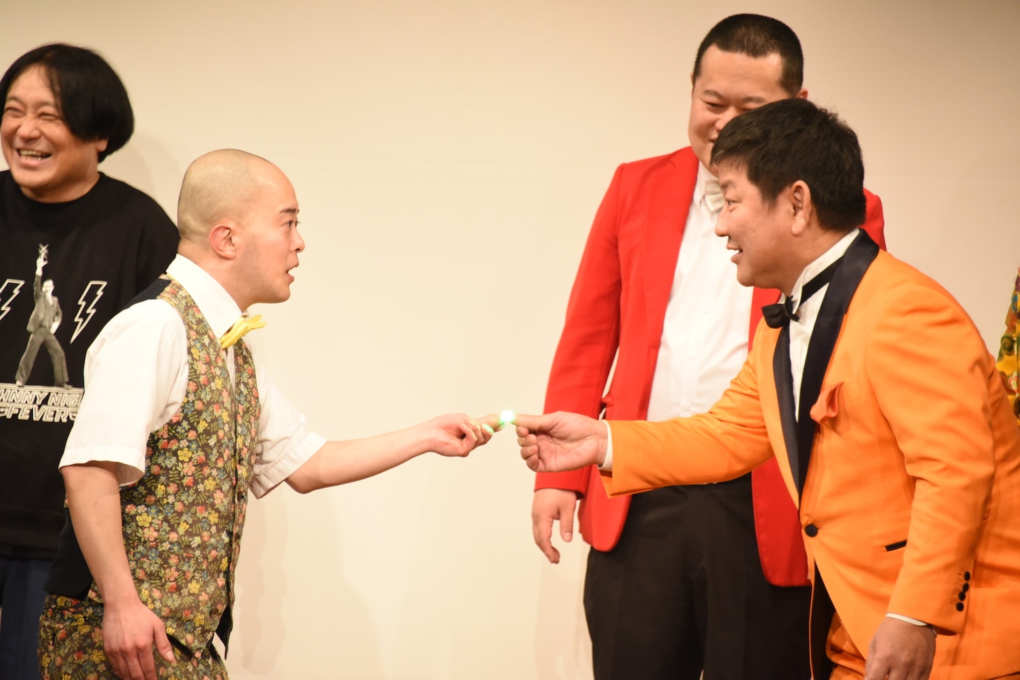 即興コントを披露する素晴らしき人生・りょうちゃん（左）とチャンス大城（右）