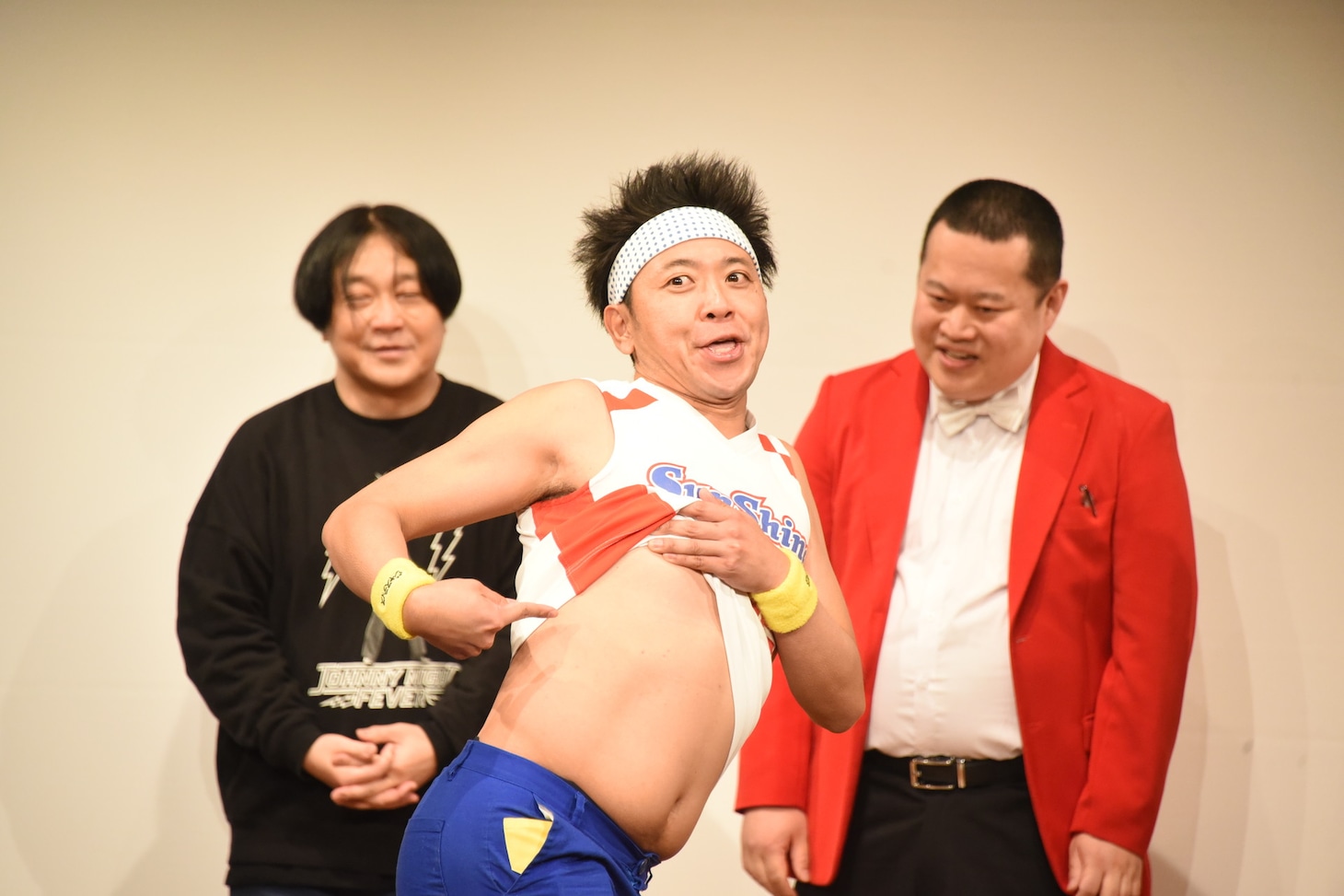 「アバラ焼肉のたれ」を披露するサンシャイン池崎