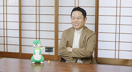 インタビューに応えるダイアン津田