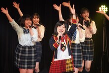 前田敦子に扮するキンタロー。