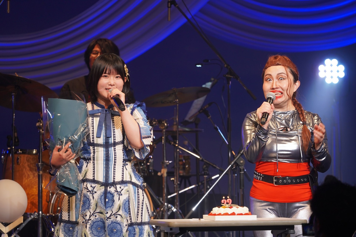「池ちゃんバースデーソロライブ」で共演する（左から）池ちゃんこと池田裕楽（STU48）と、ゲストのキンタロー。