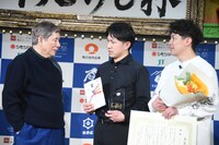 フォトセッション中もスパイシーガーリック（右）に話しかけるビートたけし（左）