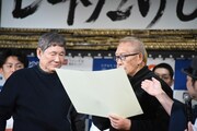 賞状を読む（左から）ビートたけし、ビートきよし