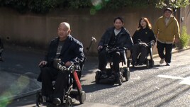 「有吉クイズ」で発表　ハチミツ二郎の「電動車椅子さんぽ」BS朝日で特番決定