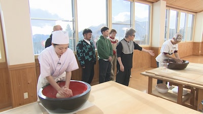 そば打ち対決の様子