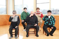 日本酒を試飲する様子