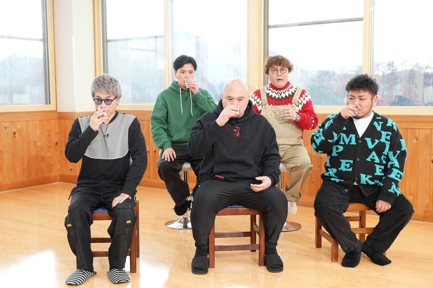 日本酒を試飲する様子