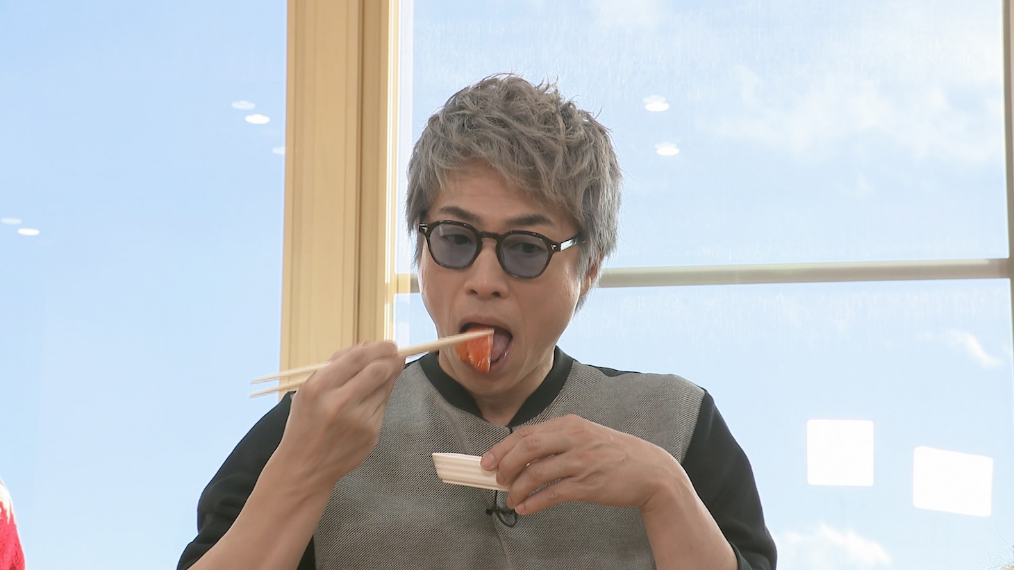 信州サーモンを試食する田村淳