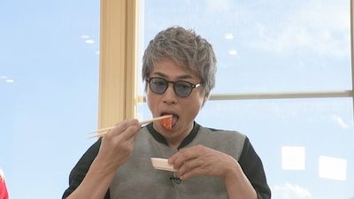 信州サーモンを試食する田村淳