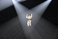 ぴあアリーナMMの会場内を舞う、さらば青春の光・東ブクロ