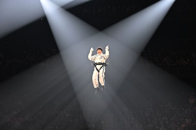 ぴあアリーナMMの会場内を舞う、さらば青春の光・東ブクロ