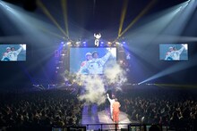 ステージに向かうさらば青春の光とマネージャーのヤマネ氏